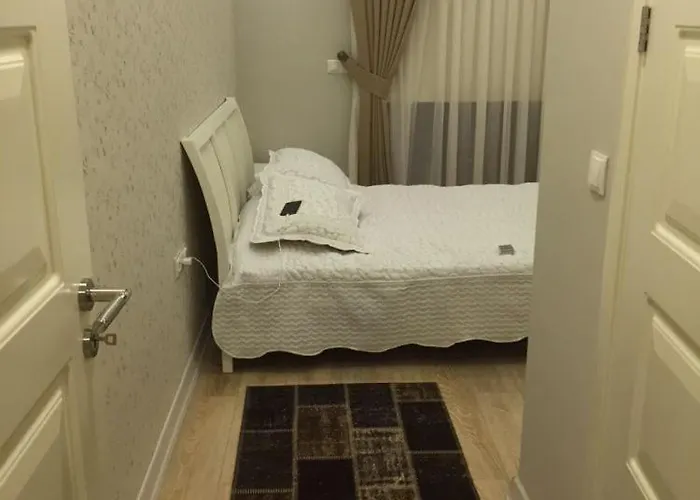 Вилла Spacious 3-story W Garden&pool,400m To