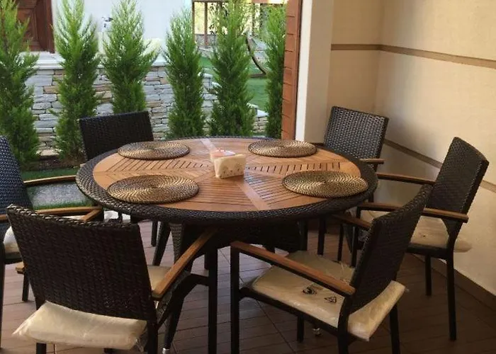 Вилла Spacious 3-story W Garden&pool,400m To