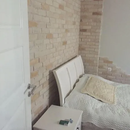 别墅 Spacious 3-story W Garden&pool,400m To *