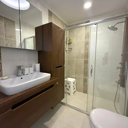 Spacious 3-story W Garden&pool,400m To 别墅 Ayvalı