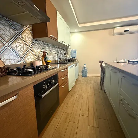 Spacious 3-story W Garden&pool,400m To Ayvalı