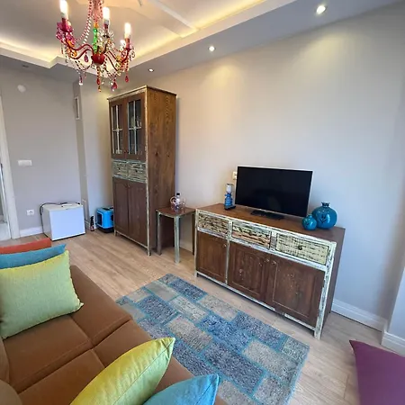 Spacious 3-story W Garden&pool,400m To 别墅