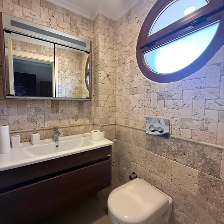 Spacious 3-story W Garden&pool,400m To 别墅 Ayvalı