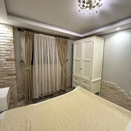 Spacious 3-story W Garden&pool,400m To 别墅 *