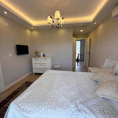 别墅 Spacious 3-story W Garden&pool,400m To *